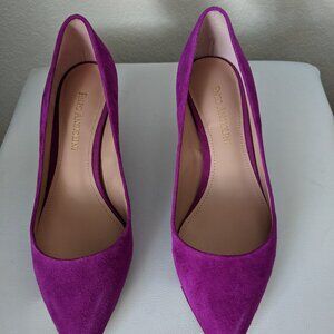 Women's fuchsia suede kitten heel pumos